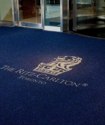 Wysokiej jakości, solidna mata czyszcząca do mat z logo