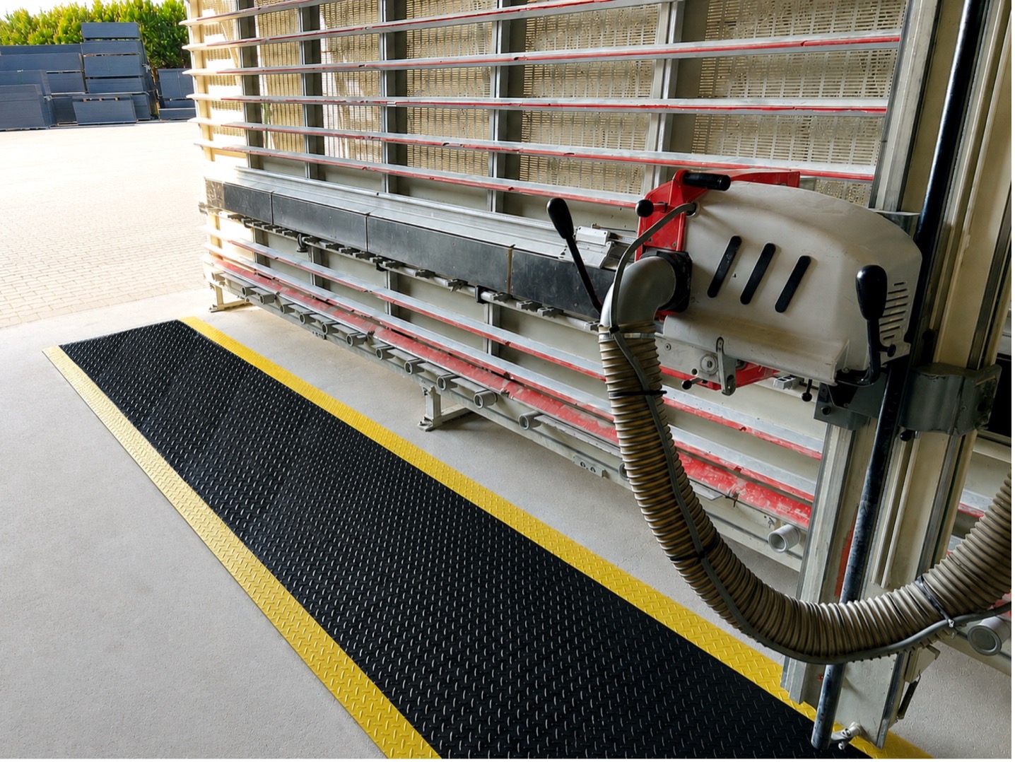 Mata antyzmęczeniowa Deckplate ReGen zainstalowana przy stanowisku z piłą panelową.