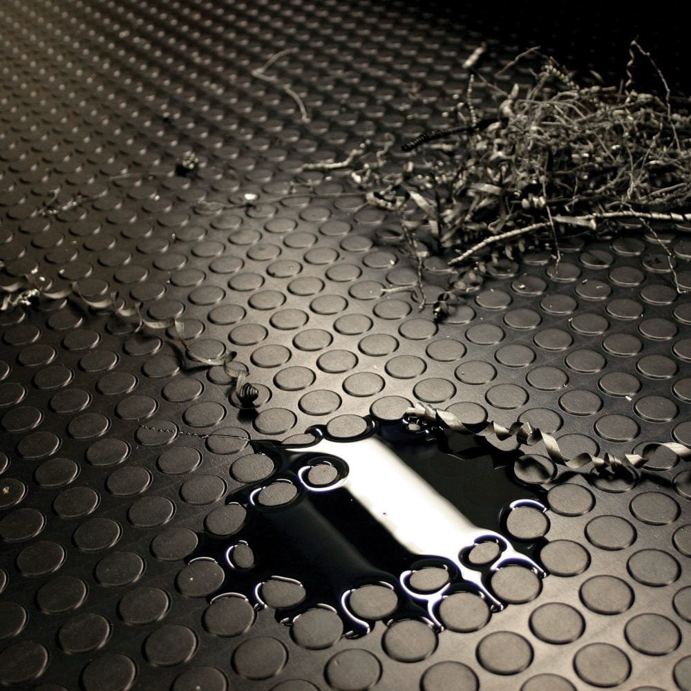 Water-and-metal-shavings-resting-on- a-workplace-COBAdot-anti-fatigue- mat