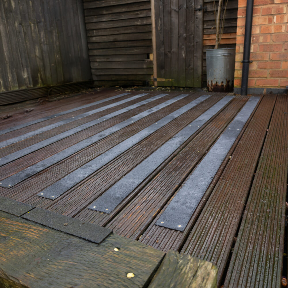 Black decking Strips 90 mm (application)