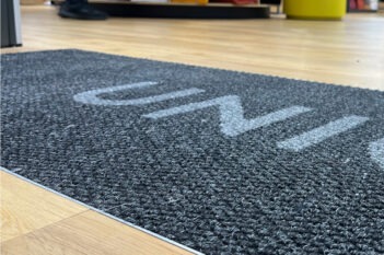 UNIQ - Spectra Clean logo mat